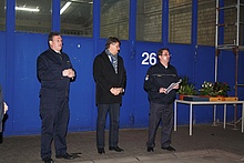 Bürgermeister Rafael Reißer (mitte im Bild) mit Jens Rönnfeldt (links i.B.) von der Feuerwehr Darmstadt und Andreas Würsching